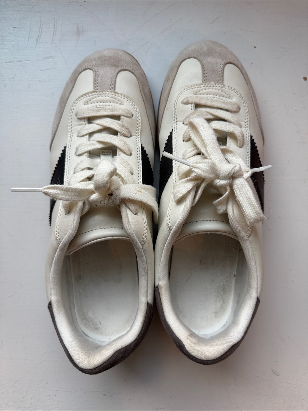 9.5 Women’s Universal Thread White Cream and Black Retro Runner Sneakers